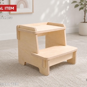 Peut inclure: Un marchepied à deux niveaux en bois clair avec une plateforme supérieure plate et une marche inférieure. L'image contient le texte DIGITAL ITEM, FREE CUSTOM SIZE & THICKNESS, NO PHYSICAL ITEM et le logo PLANDICRAFT en bas à droite.