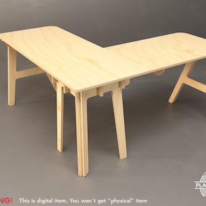 以下が含まれることがあります： ミニマルなデザインの、明るい色のL字型木製デスク。 デスクは滑らかな表面と、サポートのための角度の付いた脚を備えています。 テキスト「WARNING! This is digital item. You won't get "physical" item」が下にあります。