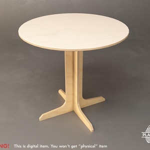 Könnte beinhalten: Ein hellfarbiger, runder Holztisch mit einem einzelnen Sockel. Die Tischplatte ist kreisförmig und der Sockel hat ein vierbeiniges Design. Der Tisch ist aus hellfarbigem Holz gefertigt und für verschiedene Zwecke geeignet. Der Text im Bild lautet: WARNUNG! Dies ist ein digitales Produkt.