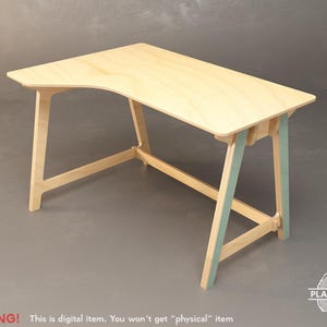 以下が含まれることがあります： カーブしたエッジと角度の付いた脚を持つ、明るい色の木製デスク。 デスクは、脚に水色のアクセントが付いた天然木仕上げです。 デスクはデジタルアイテムです。 テキスト「WARNING! This is digital item. You won't get "physical" item」が下にあります。