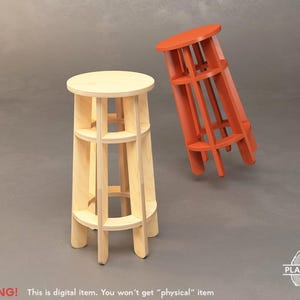 以下が含まれることがあります： 2つの木製バースツール。1つは天然木、もう1つはオレンジ色です。どちらも丸い座面と、サポートする桟のあるユニークなオープンフレームデザインです。スツールはグレーの背景にあります。画像には「WARNING! This is digital item. You won't get "physical" item.」と書かれています。