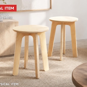 Op de afbeelding: Twee lichtgekleurde houten krukken met ronde zittingen en schuine poten. De krukken worden getoond op een neutraal getint tapijt. De afbeelding bevat de tekst "DIGITAL ITEM" en "FREE CUSTOM SIZE & THICKNESS".