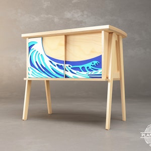 Puede incluir: Un armario de madera con puertas correderas que presentan un diseño de olas azul y blanco. El armario tiene un diseño simple y moderno con cuatro patas.