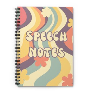 Może przedstawiać: Szkicownik w oprawie spiralnej z retro wzorem z lat 70. Okładka przedstawia kolorowy, falisty wzór z kwiatami i tekstem "SPEECH NOTES".