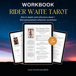 Puede incluir: Un cuaderno de trabajo de Tarot Rider Waite que se muestra en tres tabletas. La tableta central muestra la carta "El Colgado" con información detallada. El cuaderno de trabajo incluye una hoja de referencia y una hoja de trabajo de reflexión. La imagen tiene el texto "156 PAGES".