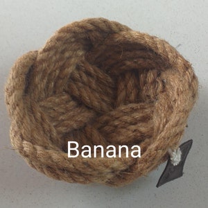 Banana est une petite corbeille en corde de jute utilisable comme vide poche ou autre . Dim opprox. :14cm par 7cm