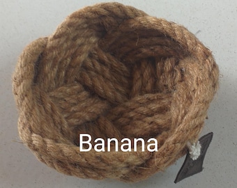 Banana est une petite corbeille en corde de jute utilisable comme vide poche ou autre . Dim opprox. :14cm par 7cm