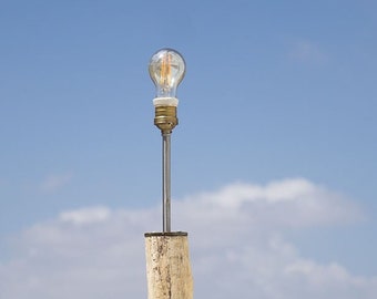 Grande lampada in legno galleggiante per tavolo, credenza ecc., che può essere utilizzata anche come lampada da terra in legno galleggiante.