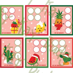 Op de afbeelding: Zes printbare kerstthema-beloningstabellen met schattige fruit- en cactusfiguren. Elke tabel heeft een roze achtergrond met witte sneeuwvlokken en zes lege cirkels voor stickers of stempels. De tekst "HEY KAY BUDGETS" staat onderaan elke tabel.
