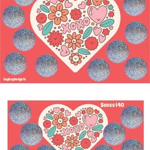 Puede incluir: Un fondo rojo con un corazón blanco lleno de flores coloridas y el texto "XOXO". Hay 10 círculos plateados con purpurina alrededor del corazón. El texto "Ahorra 50 €" está en la esquina superior derecha y el texto "Ahorra 40 €" está en la esquina superior derecha de la imagen inferior. El texto "heykaybudgets" está en la esquina inferior izquierda de ambas imágenes.