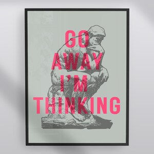 Peut inclure: Une illustration en noir et blanc d'une personne assise et réfléchissant avec le texte "GO AWAY I'M THINKING" en rose.