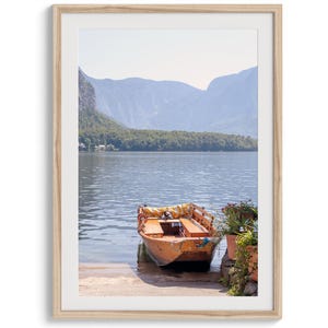Serene Lakeside Boot Fine Art Fotografie Druck - Hallstatt See Wand Kunst, gerahmtes oder ungerahmtes europäisches Bergsee Poster für Wohnkultur