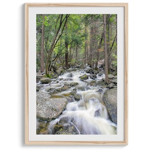 Fine Art Natur Wald Print - Waldfluss Beruhigende Wandkunst, großes Wald Kunstwerk, gerahmtes oder ungerahmtes Yosemite Park Poster für Wohnkultur
