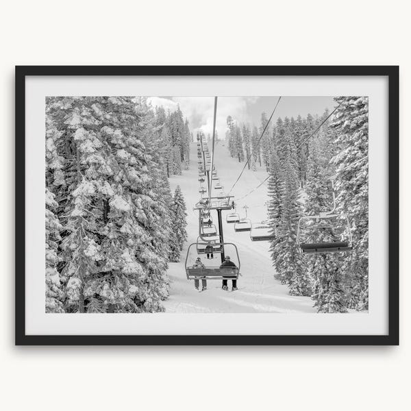 Impressão artística de esqui na montanha - Arte de parede em floresta de inverno, fotografia em preto e branco, arte de teleférico na montanha nevada para decoração de casa ou cabana.