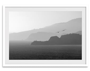 Impresión costera en blanco y negro: Fotografía abstracta del océano, Faro de Point Bonita