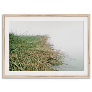Minimalistisches Natur Kunstwerk Fine Art Fotografie Druck - Serene Küstengräser Wand Kunst, gerahmtes oder ungerahmtes nebliges See Poster für Wohnkultur