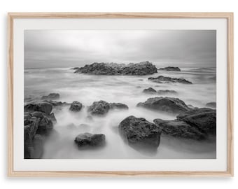 Fotografía en blanco y negro del océano: Arte mural de la costa de California