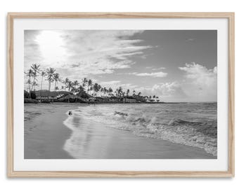 Puede incluir: Fotografía en blanco y negro de una escena de playa con palmeras, arena blanca y olas rompiendo en la orilla.