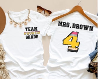 Puede incluir: Dos camisetas blancas, una con el texto "TEAM FOURTH GRADE" y la otra con el texto "MRS. BROWN" y un gran número 4 amarillo con un diseño de lápiz.