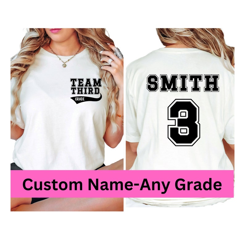 K&ouml;nnte beinhalten: Wei&szlig;es T-Shirt mit schwarzem Text, der auf der Vorderseite "Team Third Grade" und auf der R&uuml;ckseite "Smith 3" lautet.  Benutzerdefinierter Name - Jede Klasse.