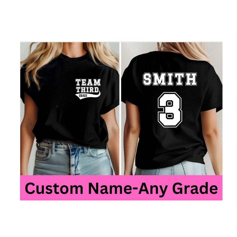 K&ouml;nnte beinhalten: Schwarzes T-Shirt mit wei&szlig;em Text, der auf der Vorderseite "Team Third Grade" lautet, und einem wei&szlig;en Namen und einer wei&szlig;en Nummer auf der R&uuml;ckseite. Der Name ist "Smith" und die Nummer ist "3".