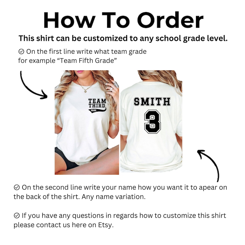 K&ouml;nnte beinhalten: Wei&szlig;es T-Shirt mit schwarzem Text, der auf der Vorderseite "Team Third Grade" und auf der R&uuml;ckseite "Smith 3" lautet. Dieses Shirt kann mit jeder Schulstufe und jedem Namen personalisiert werden.