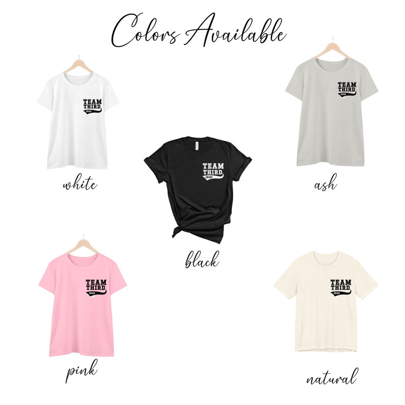 K&ouml;nnte beinhalten: F&uuml;nf T-Shirts in verschiedenen Farben mit dem Aufdruck "TEAM THIRD" auf der Vorderseite. Die Farben sind wei&szlig;, grau, schwarz, rosa und natur.