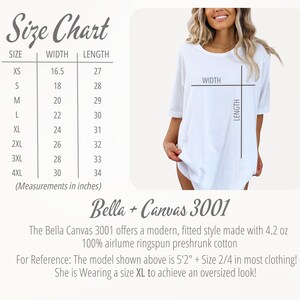 K&ouml;nnte beinhalten: Gr&ouml;&szlig;entabelle f&uuml;r Bella + Canvas 3001 T-Shirts, die die Breite und L&auml;nge in Zoll f&uuml;r die Gr&ouml;&szlig;en XS bis 4XL angibt. Die Tabelle enth&auml;lt Informationen &uuml;ber den Stoff: 4,2 oz, 100 % Airlume-Ringspinn-Baumwolle, vorgewaschen. Ein Model, das ein T-Shirt in Gr&ouml;&szlig;e XL tr&auml;gt, dient als Referenz.