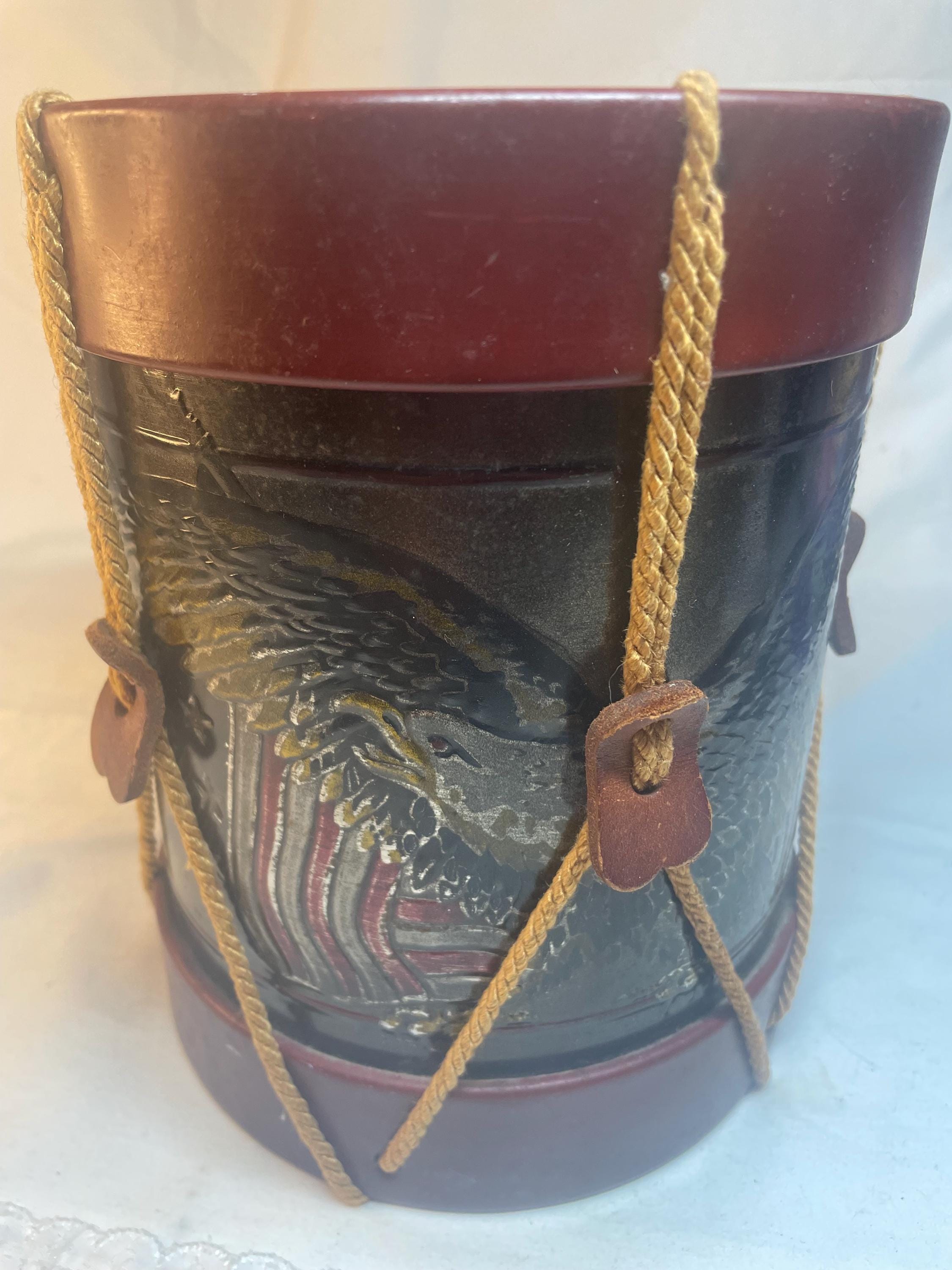 Este banco de tambores American Eagle de Noble and Cooley vintage es un hallazgo poco común para cualquier coleccionista. 8" de alto por 6" de ancho
