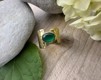 Forest Whisper Brass Ring – Hammered Texture, Modernist Design featuring a Green Oval Onyx