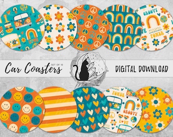 Puede incluir: Juego de 10 posavasos para coche con temática retro. Los diseños incluyen caras sonrientes, símbolos de la paz, flores, arcoíris y una furgoneta VW en tonos turquesa, naranja, amarillo y crema. También se ven las palabras "Car Coasters" y "Digital Download".