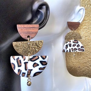 Asymmetrical leopard dangle earrings in clay and metal. Hypoallergenic stainless steel stud – Résine-moi Un Chat creation