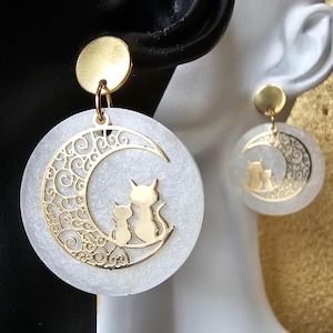 Boucles d’oreille pendantes lune et chats en métal & résine. Clou acier inoxydable hypoallergénique – Création originale Résine-moi Un Chat