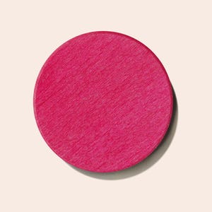 Puede incluir: Un disco redondo de madera de color rosa brillante.