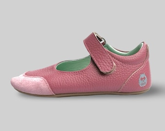 Zapatos para niños pequeños descalzos Poco Nido / Mary Janes rosas con puntera de ante a juego / Mighty Shoes / Exterior y forro de cuero (23 €)