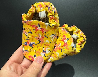 Zapatos Poco Nido Mini / Zapatos de bebé amarillos / Zapatillas de suela blanda con estampado de caballos / Ante sin cromo / Ponis, saltos / UK2, Eur 18, 6-12 m