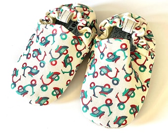 Zapatos de bebé con suela blanda y estampado de patinete Poco Nido, talla 20 (Eur.) y 4 (UK.) aptos para pies descalzos.