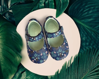 Zapatos para niños pequeños descalzos Poco Nido / Mary Jane con estampado de mono / Mighty Shoes / Forro de cuero / Punta ancha / Talla 22 EUR