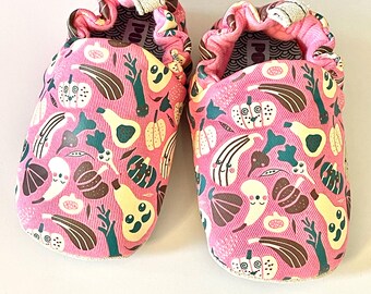 Zapatos pequeños con estampado de calabaza de Poco Nido Harvest / zapatos de bebé de suela blanda / Talla 18 (Eur.) 2 (UK.) / Apto para pies descalzos