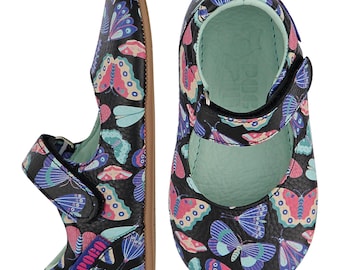 Zapatos para niños pequeños descalzos Poco Nido / Mary Jane negras con estampado de mariposas / Mighty Shoes / Exterior y forro de cuero / Talla 21 EUR