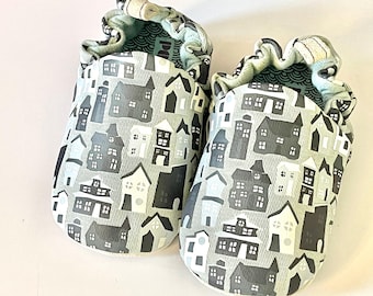 Zapatos de bebé con suela blanda y estampado de Halloween de Poco Nido. Talla 18 (Eur.) y 2 (UK.) Apto para pies descalzos.