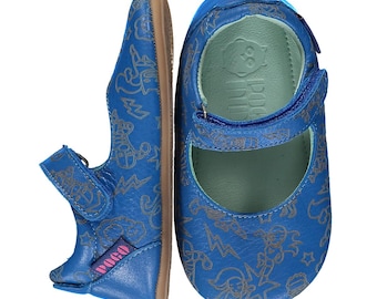 Zapatos para niños pequeños descalzos Poco Nido / Mary Janes azules con estampado de superhéroes / Mighty Shoes / Exterior y forro de cuero sin cromo / 22 €