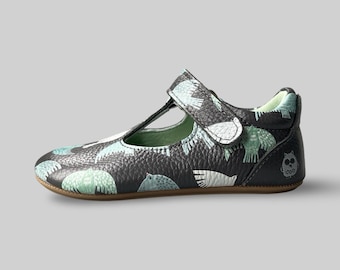 Zapatos para niños pequeños descalzos Poco Nido / Zapatos grises con tira en T / Zapatos Mighty / Parte superior y forro de cuero / Estampado de pájaros