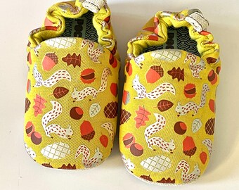 Zapatos de bebé con suela blanda y estampado de ardilla otoñal de Poco Nido. Talla 18 (Eur.) 2 (UK.) Apto para pies descalzos.