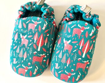 Zapatos de bebé con suela blanda y estampado de alce de Poco Nido. Talla 20 (Eur.) 4 (UK). Apto para pies descalzos.