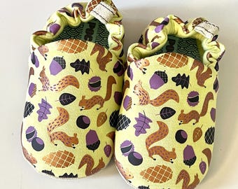 Zapatos de bebé con suela blanda y estampado de ardilla otoñal de Poco Nido. Talla 18 (Eur.) 2 (UK.) Apto para pies descalzos.