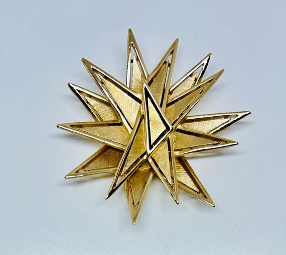 Trifari Set: Gold Star Pin and Earrings - image 3