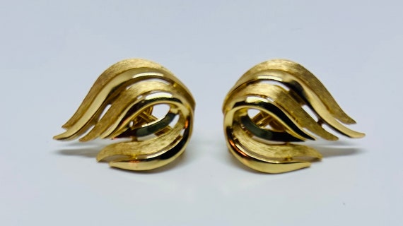 Trifari Set: Gold Pin and Earring - image 3