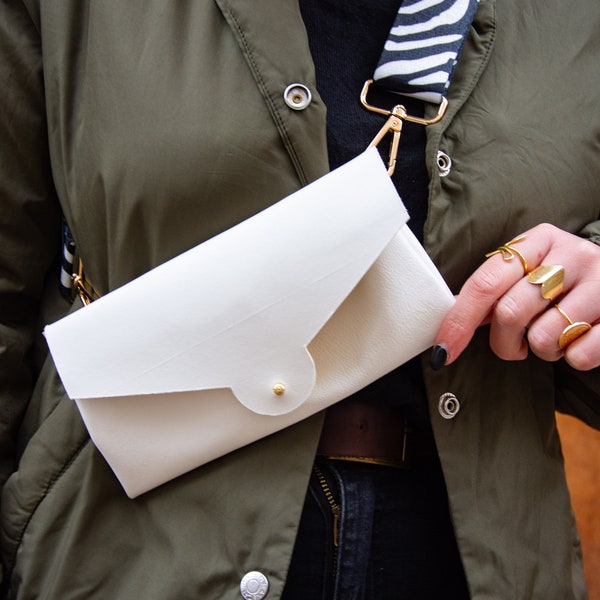 Pochette banane en cuir de mouton blanc sangle zèbre ou chaine dorée