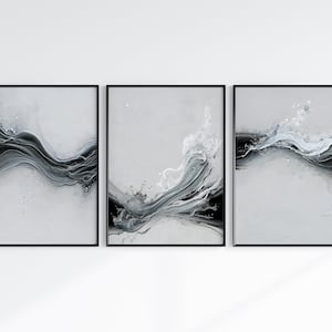 Może przedstawiać: Trzy abstrakcyjne obrazy w czarnych ramach z szarymi i białymi płynnymi liniami i kształtami.